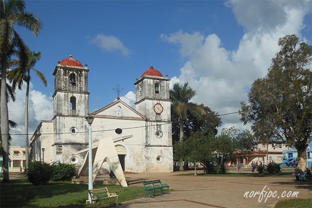 Parroquia de San Antonio Abad en el parque principal de San Antonio de los Baños