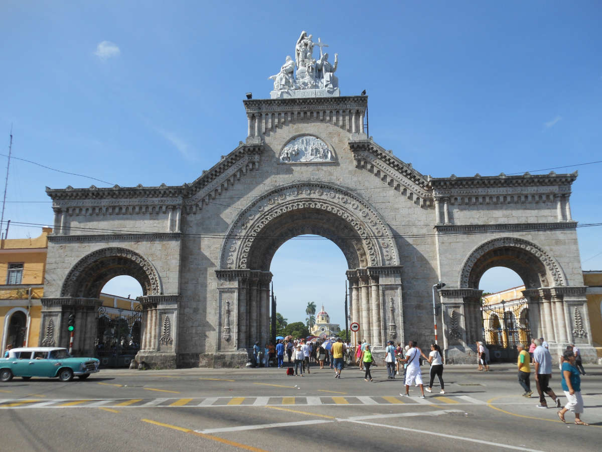 Entrada al Cementerio Colón en la Habana. Puerta norte y principal de la necrópolis
