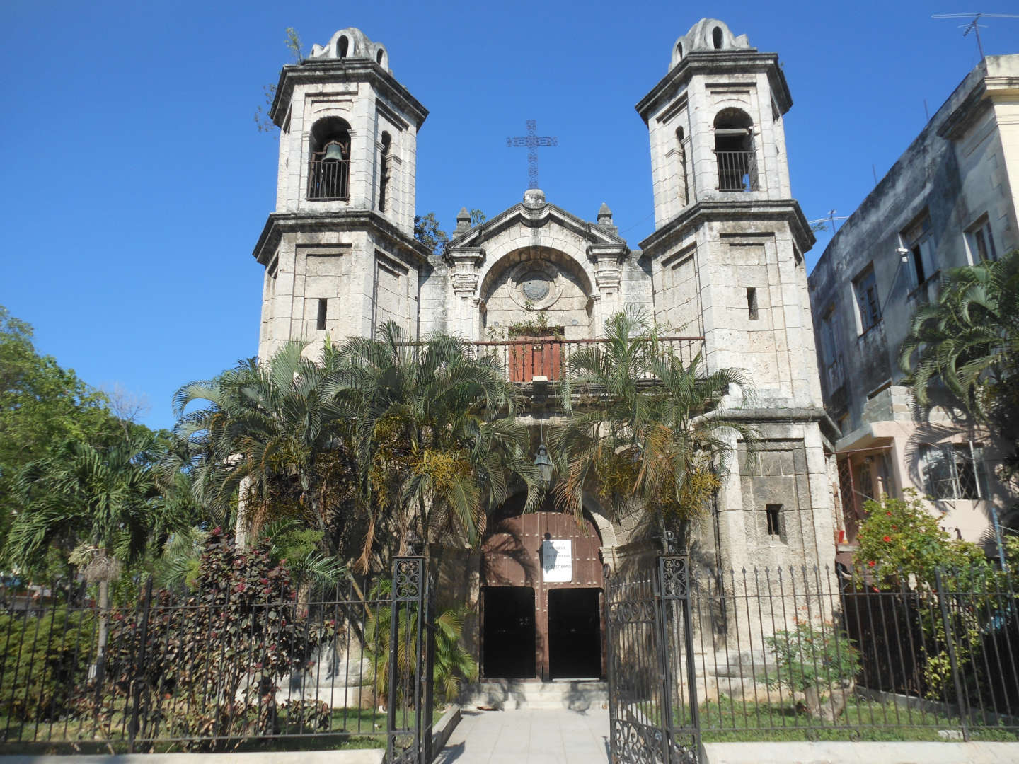 Fachada de la antigua Iglesia del Santo Cristo del Buen Viaje en la Habana Vieja