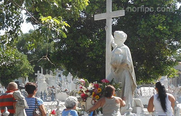 Rezando e implorando a la Milagrosa de Cuba en el Cementerio Colon