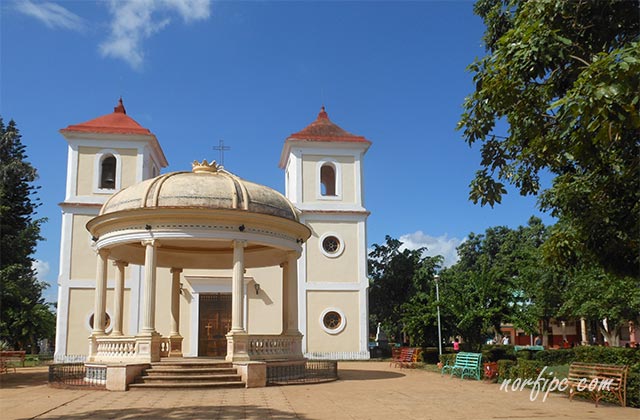Parroquia de San José y el parque central de Güira de Melena