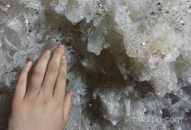 Formaciones cristalinas de calcio en las paredes y el techo de la Cueva de Bellamar