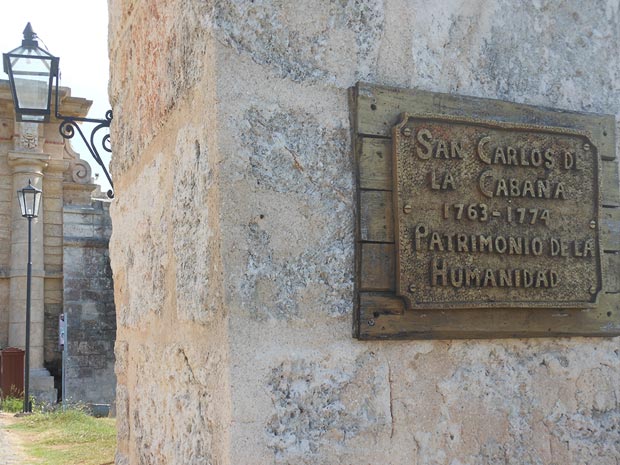 Placa conmemorativa a la entrada de la Cabaña