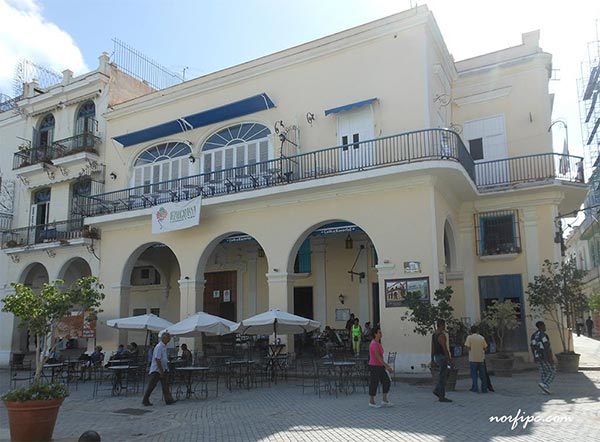 El Café El Escorial en la Plaza Vieja de la Habana, antigua casa de la familia Franchi Alfaro