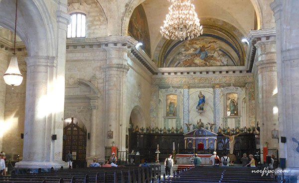 Nave central y altar mayor de la Catedral de la Habana