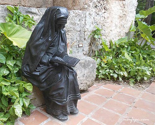 Escultura de la Madre Teresa de Calcuta en el Jardín donde se le rinde homenaje en el Convento de San Francisco