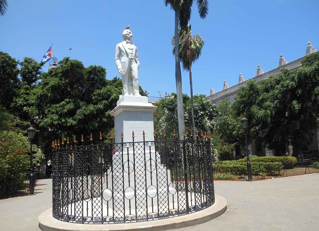 La Plaza de Armas en la Habana Vieja, Cuba