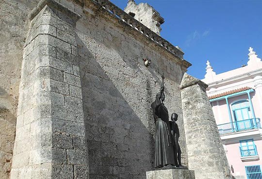 Monumento a Fray Junípero Serra a un costado de la iglesia de San Francisco en la plaza