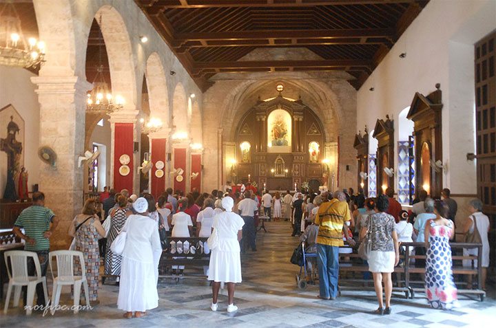 Interior de la Iglesia del Espíritu Santo durante la celebración de una misa