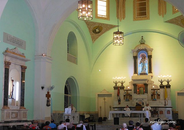 Altar de la Iglesia María Auxiliadora, donde se puede ver la imagen de la Virgen