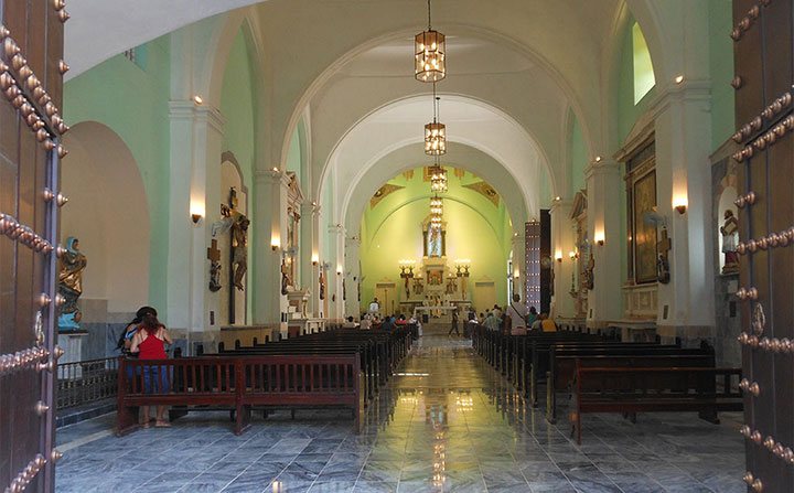 Portones de entrada e interior de la María Auxilio de los Cristianos en la Habana Vieja