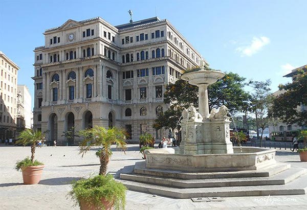 Edificio de La Lonja del Comercio en la Plaza de San Francisco, con la estatua del Mercurio de la Habana en su cúpula