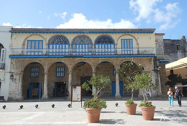 El Palacio del Conde de Jaruco en la Plaza Vieja, sede actualmente de la Galería de Arte La Casona