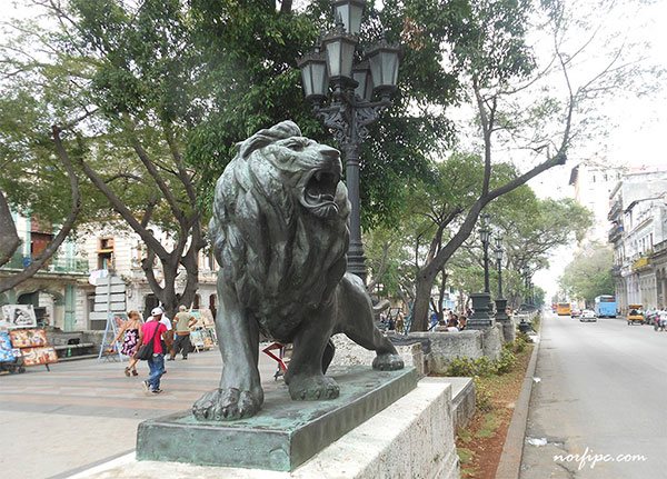 El Paseo del Prado en la Habana con los leones de bronce que lo custodian