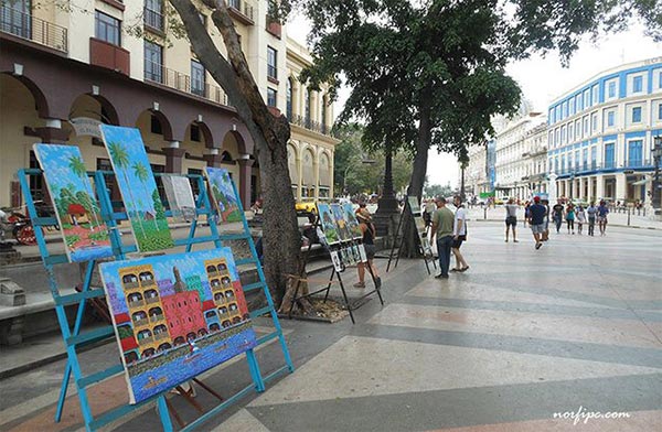 Exposición de pinturas en el Paseo del Prado durante la Bienal de la Habana