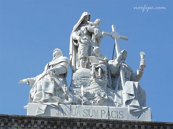 Monumento escultórico encima del arco de entrada del Cementerio de Colón