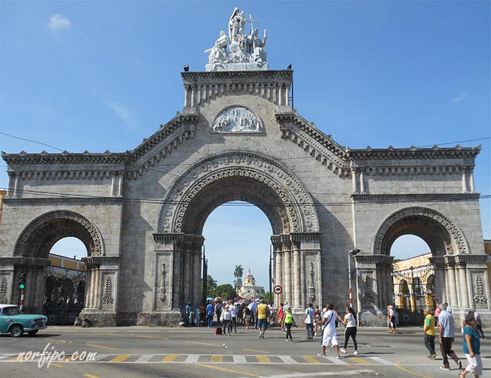 Puerta norte y principal del Cementerio Colón en la Habana