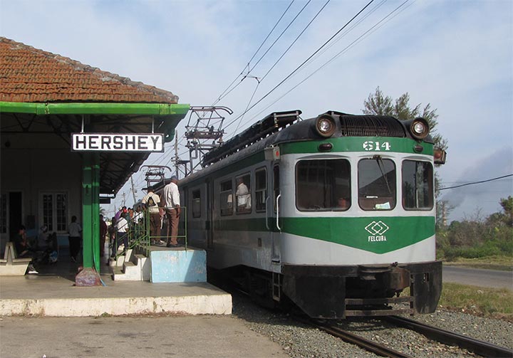 Tren eléctrico de Hershey en la estación del pueblo del mismo nombre en Cuba