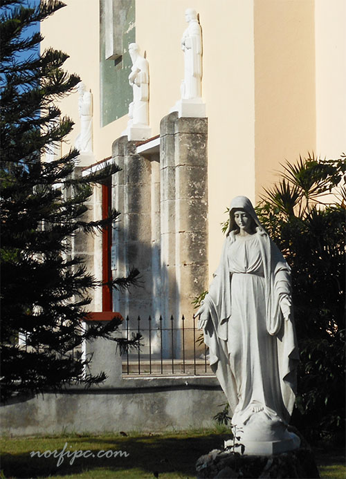 Estatua de Santa Rita de Casia en el jardín de la iglesia