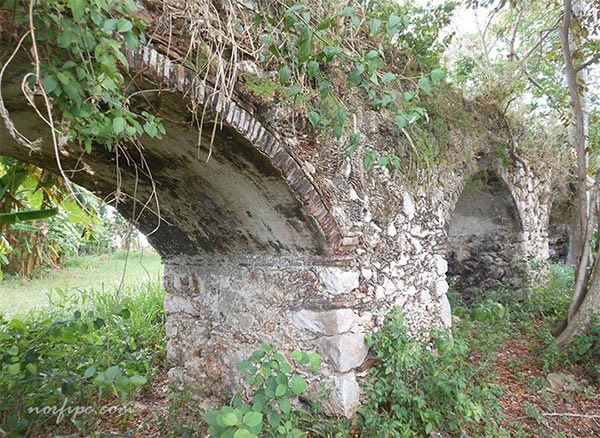 Arcos de mampostería sobre los que se extiende el canal del acueducto del Ingenio Alejandría