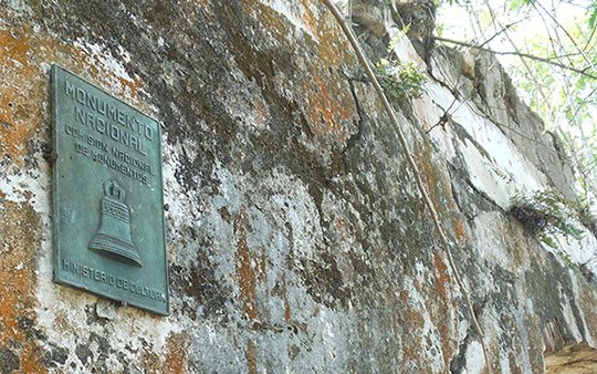 Lápida o placa que declara los restos del Ingenio Alejandría son un Monumento Nacional de Cuba