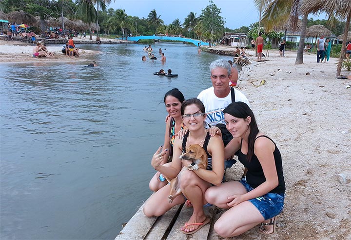 Norfi Carrodeguas con su familia en la Playa Mayabeque