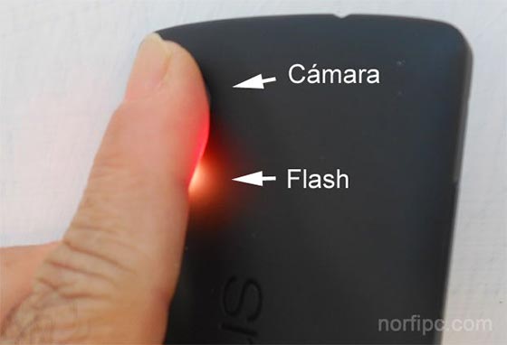 Situar el dedo en la cámara del celular para medir la frecuencia cardiaca