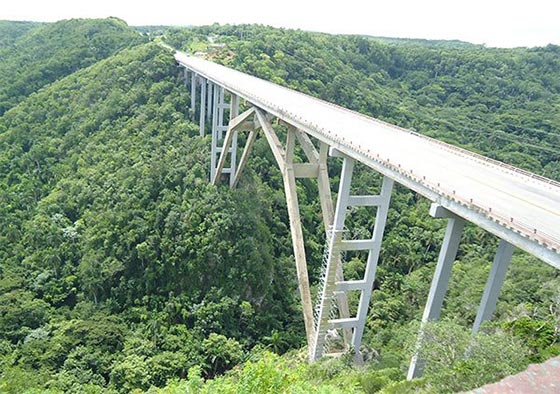 Podul Bacunayagua de pe coasta de Nord a Havanei