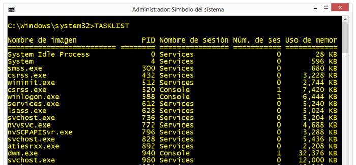 Ventana del comando TASKLIST en Windows mostrando todos los procesos ejecutandose
