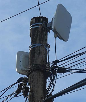 Antenas de un punto de acceso Wi-Fi en un poste telefónico